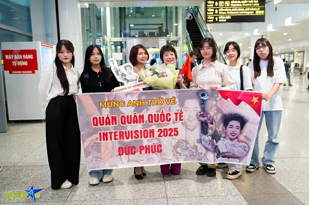 Chuyến bay hạ cánh xuống Nội Bài lúc 6h45 nhưng từ 6h, nhóm fan khoảng 10 người đã có mặt, mang theo ảnh và băng rôn để chào đón ca sĩ. Từ tối hôm trước, nhóm cũng chuẩn bị hoa sen Đức Phúc yêu thích để tặng anh.