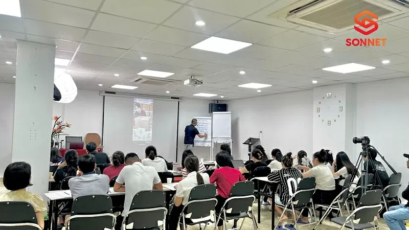 Học viên thực hành tạo nội dung ngắn trên TikTok dưới sự hướng dẫn của đội ngũ Sonnet Group. Học viên thực hành tạo nội dung ngắn trên TikTok dưới sự hướng dẫn của đội ngũ Sonnet Group.