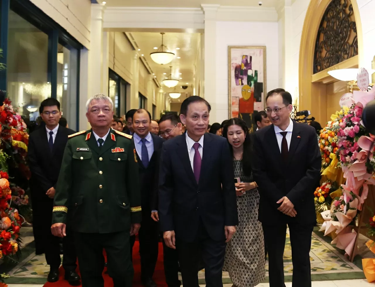 Trong không gian ấp ám, Bí thư Trung ương Đảng, Quyền Bộ trưởng Ngoại giao Lê Hoài Trung và Thứ trưởng Bộ Quốc Phòng, Thướng tướng Nguyễn Quang Ngọc. (Ảnh : Thành Long)