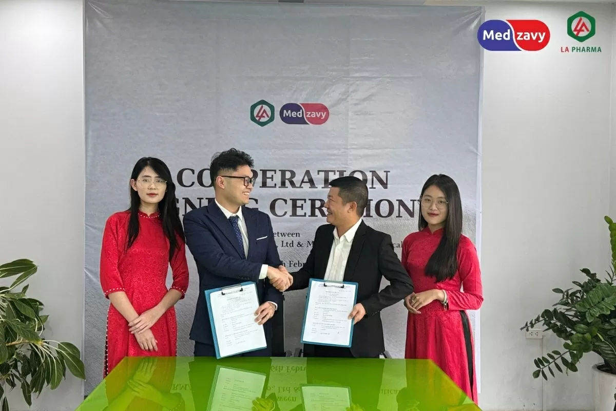 Buổi ký kết hợp tác giữa công ty LA pharma và Medzavy.