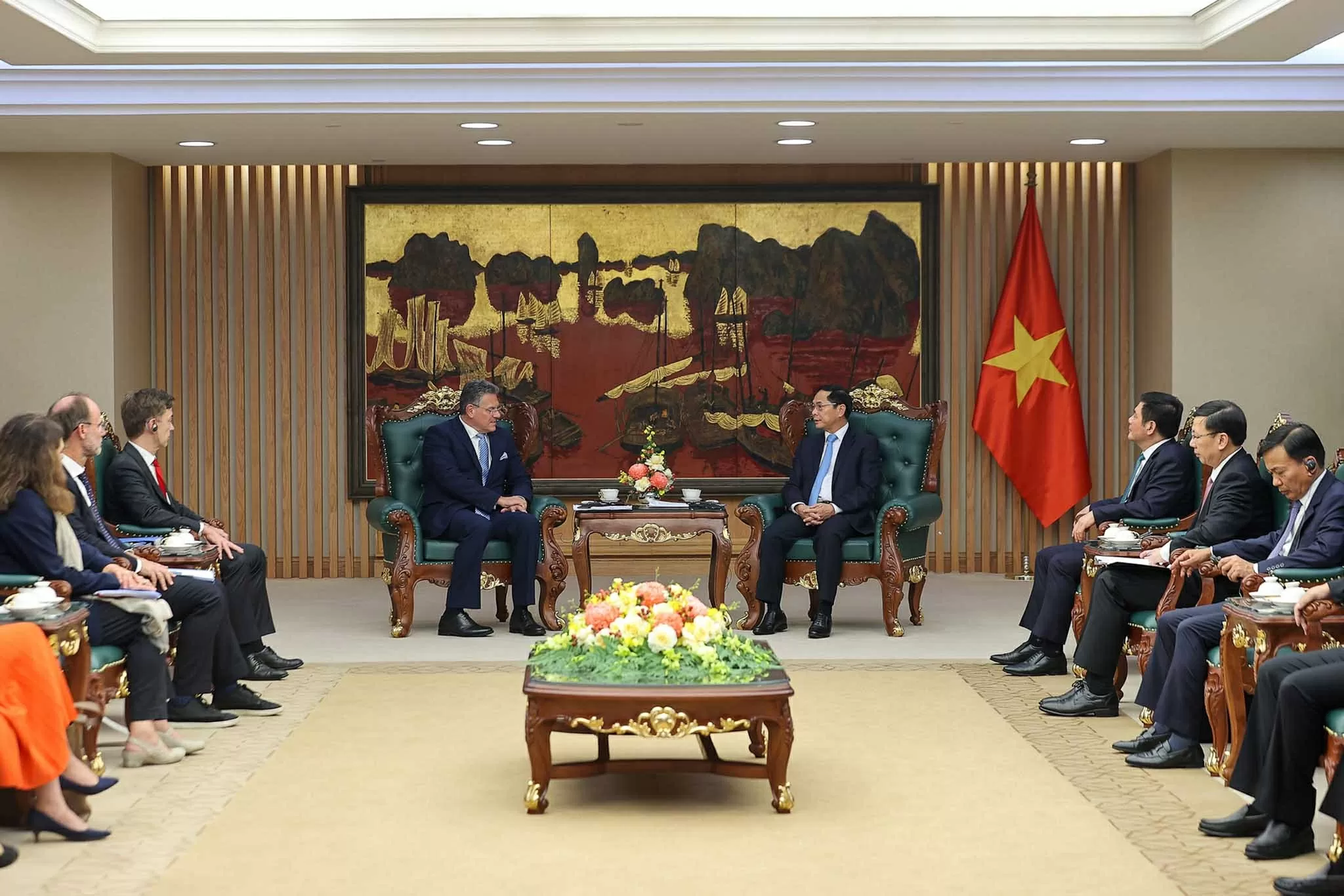 Phó Thủ tướng Bùi Thanh Sơn tiếp Cao uỷ Thương mại và an ninh kinh tế EU