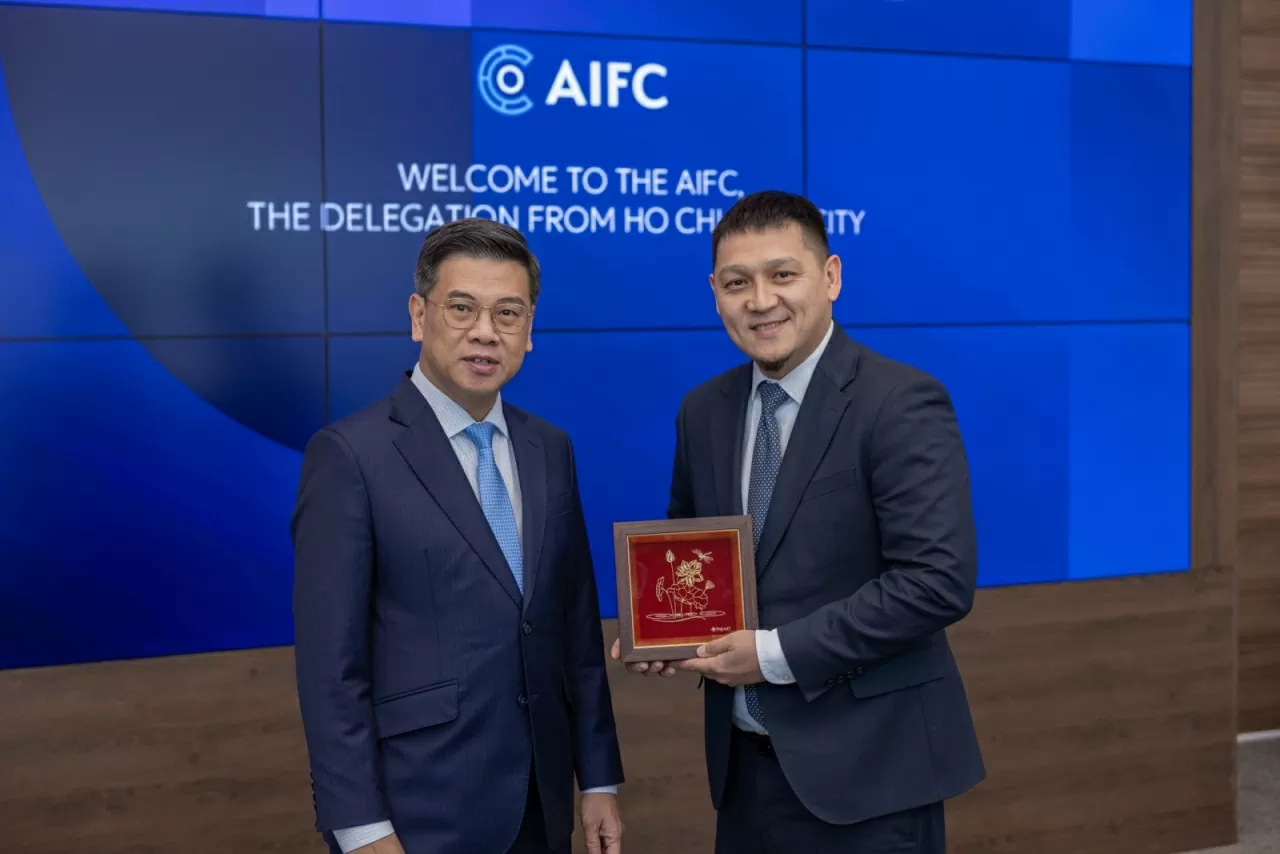 Phó Chủ tịch UBND Thành phố Nguyễn Văn Dũng và Chủ tịch Hội đồng quản lý AIFC Bakhtiyar Tleubekov. Phó Chủ tịch UBND Thành phố Nguyễn Văn Dũng và Chủ tịch Hội đồng quản lý AIFC Bakhtiyar Tleubekov.