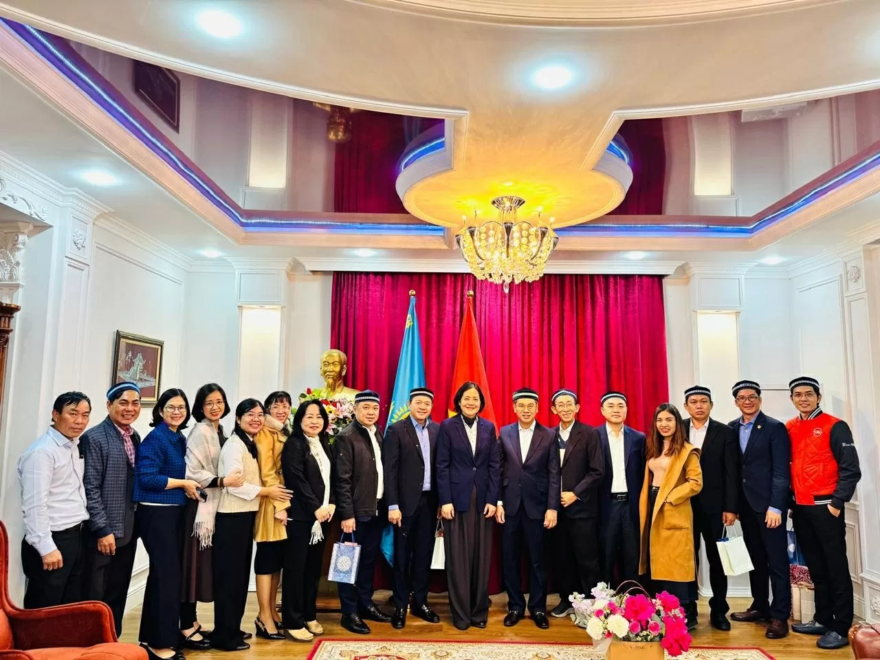 đoàn đại biểu TP. Hồ Chí Minh thăm Đại sứ quán Việt Nam.