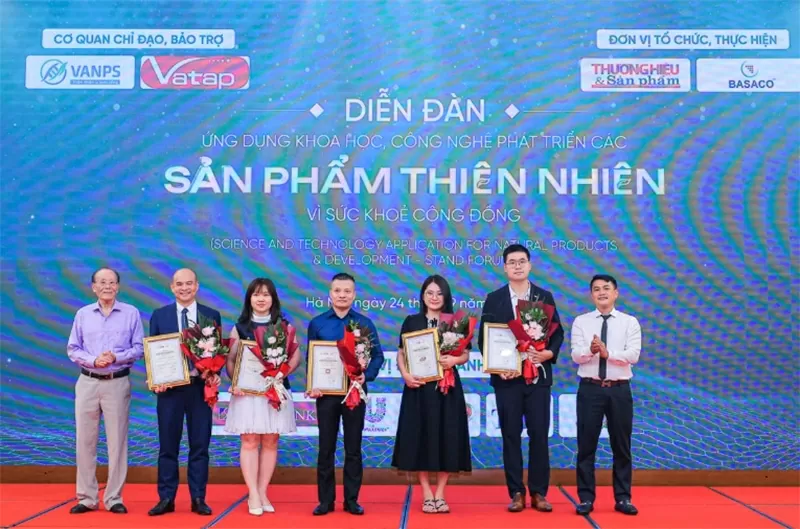 GS-TS Phạm Văn Thiêm, Chủ tịch VANPS và Tổng Biên tập Nguyễn Viết Hưng trao Chứng nhận và hoa vinh danh 5 doanh nghiệp tiên phong ứng dụng khoa học, công nghệ trong phát triển các sản phẩm thiên nhiên vì sức khỏe cộng đồng.