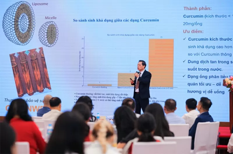 Tiến sĩ Nguyễn Văn Năm - Tổng giám đốc Công ty Cổ phần Công nghệ Hóa sinh Việt Nam, Uỷ viên Ban chấp hành Hội Miễn dịch Trị liệu Ung thư Việt Nam trình bày tham luận