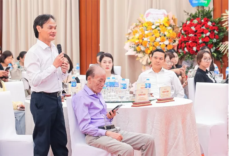 Nhà báo Nguyễn Tiến Luyến nêu câu hỏi tại phiên thảo luận. Nhà báo Nguyễn Tiến Luyến nêu câu hỏi tại phiên thảo luận.