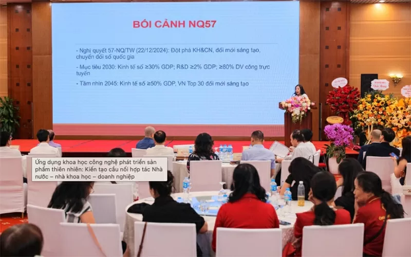 GS.TS. Trần Thị Thu Hà – Viện trưởng Viện Lâm nghiệp và Phát triển bền vững chia sẻ tham luận.
