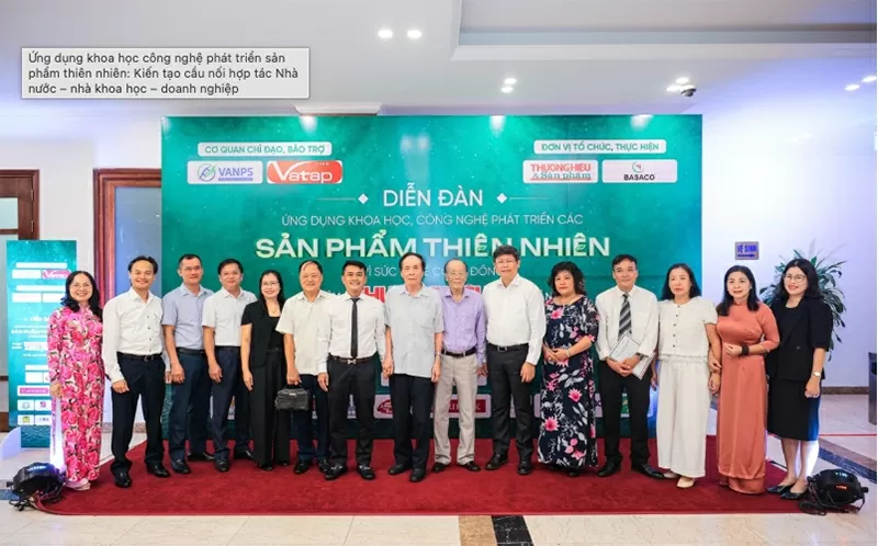 Các đại biểu, diễn giả và Ban Tổ chức trước giờ khai mạc.