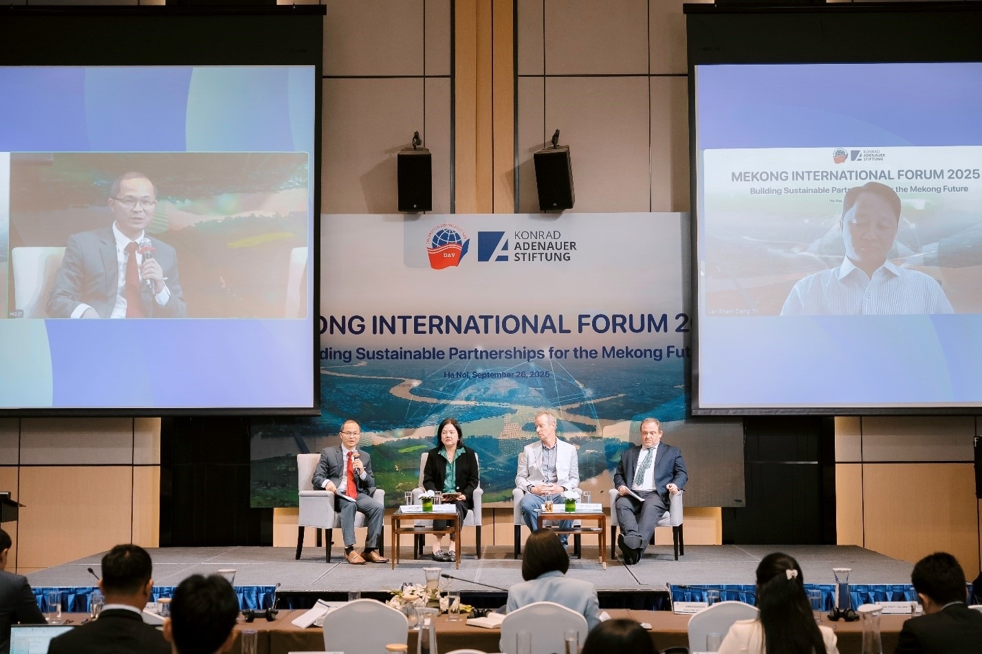 Các phiên thảo luận tại Diễn đàn