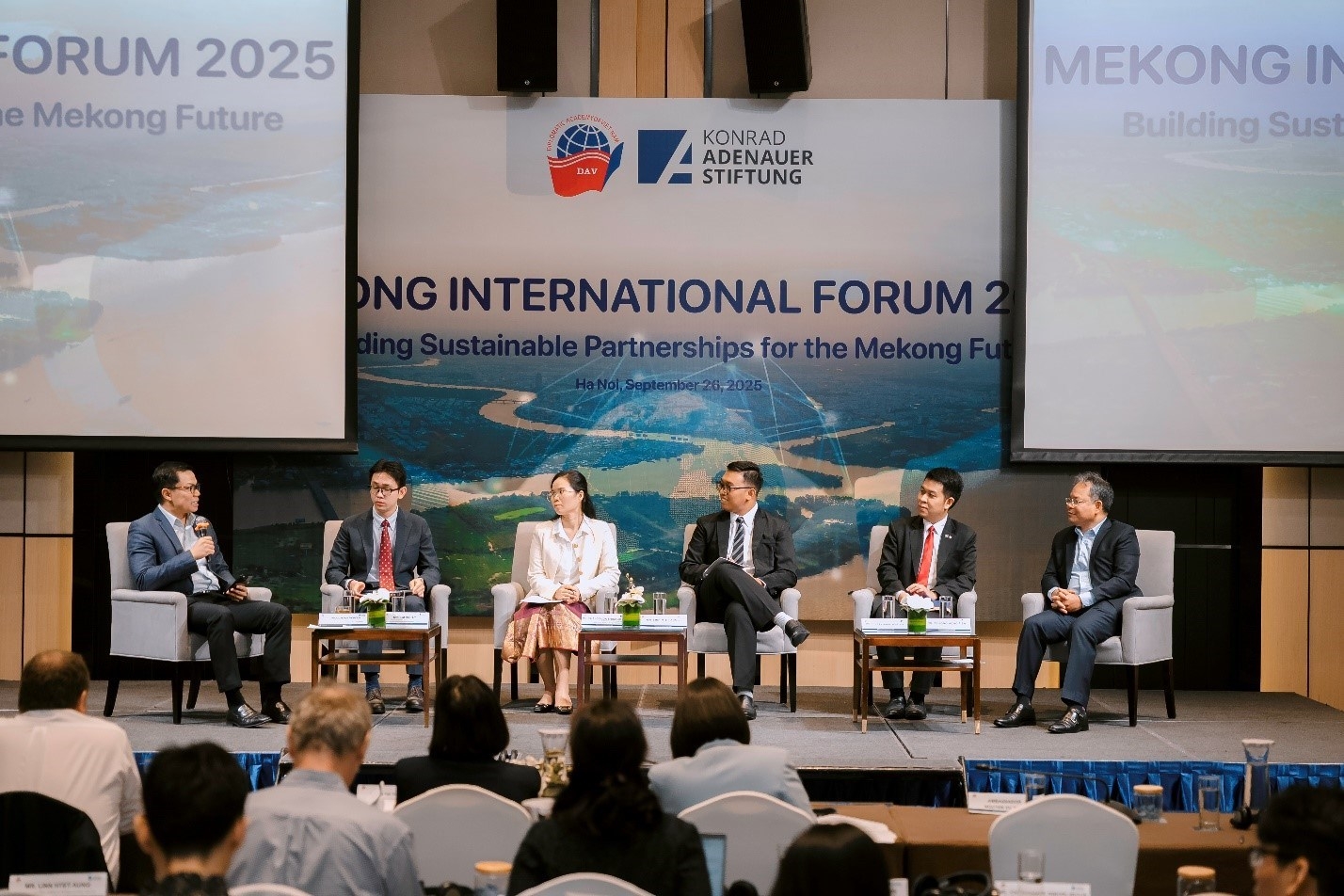 Các phiên thảo luận tại Diễn đàn