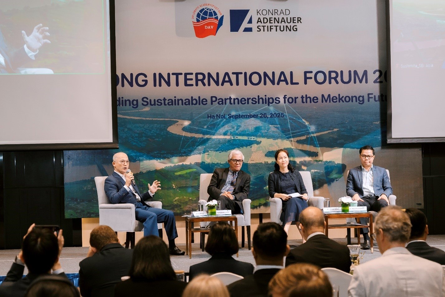 Các phiên thảo luận tại Diễn đàn