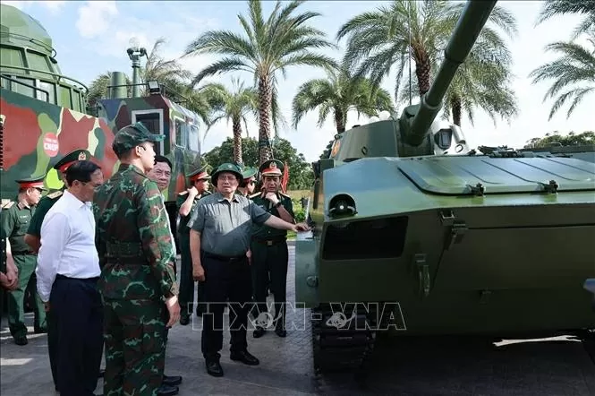 Thủ tướng Phạm Minh Chính tham quan sản phẩm Công nghiệp quốc phòng.