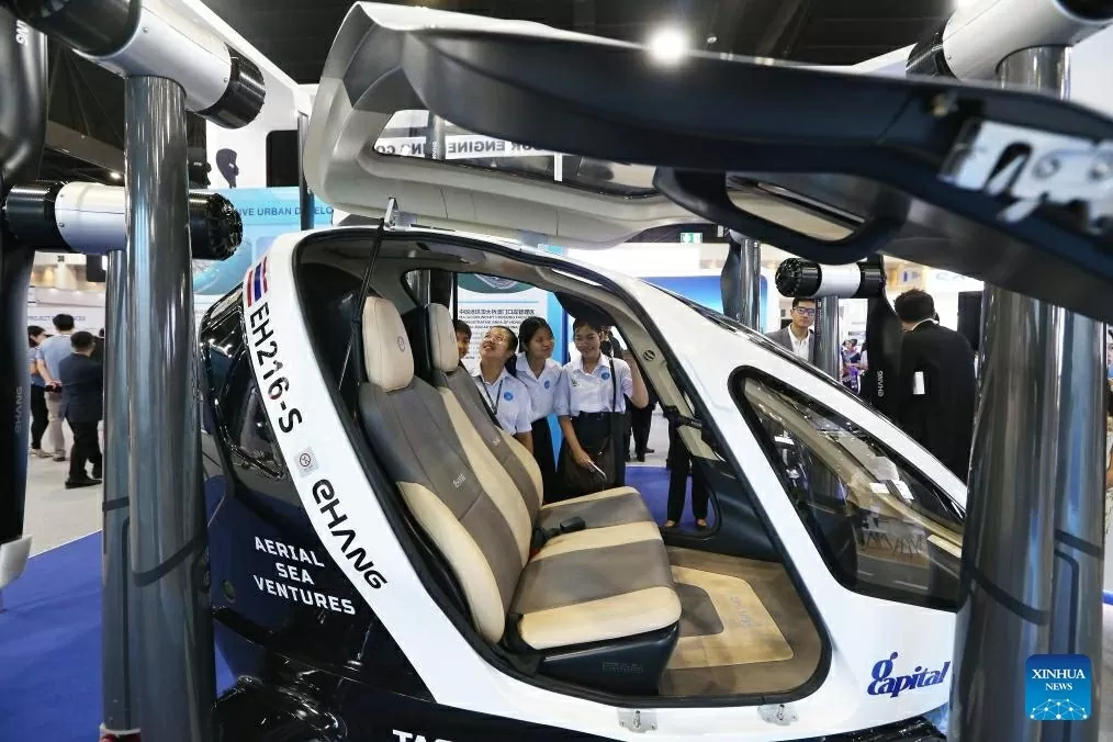 Sinh viên tham quan Triển lãm hợp tác Thái Lan-Trung Quốc, ngày 26/9/2025 tại Bangkok. (Nguồn: Tân Hoa xã)