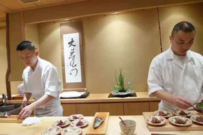 Phục vụ sushi trong nhà hàng Harutaka, Nhật Bản. (Nguồn: LUXEAT) Phục vụ sushi trong nhà hàng Harutaka, Nhật Bản. (Nguồn: LUXEAT)