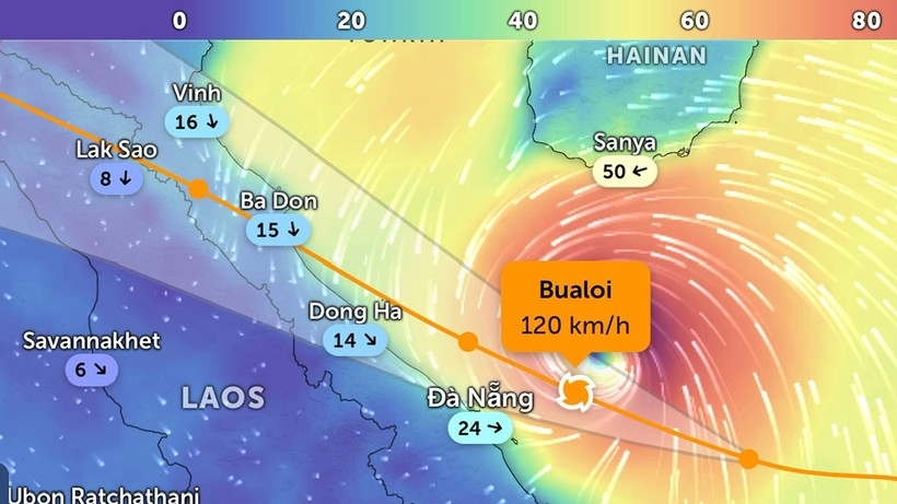 Cập nhật tình hình bão số 10: Di chuyển gần gấp đôi tốc độ trung bình; 75 nhà ở Huế bị tốc mái