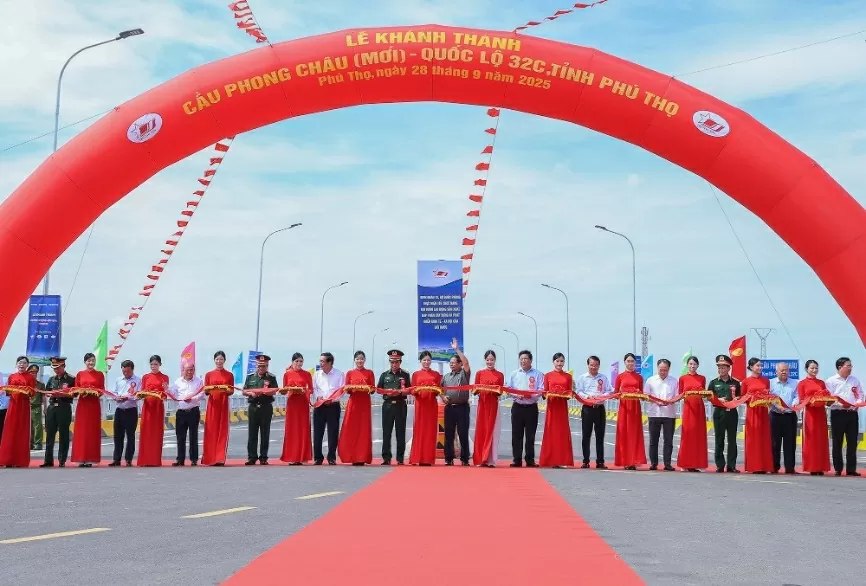 Thủ tướng Phạm Minh Chính và các đại biểu thực hiện nghi thức cắt băng khánh thành cầu Phong Châu. (Nguồn: VGP)