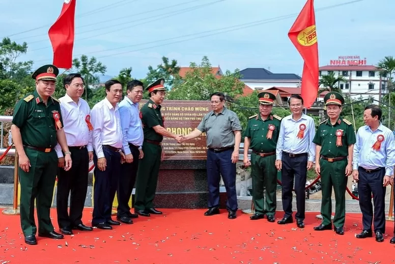 Thủ tướng và các đại biểu thực hiện nghi thức gắn biển cầu Phong Châu. (Nguồn: VGP)