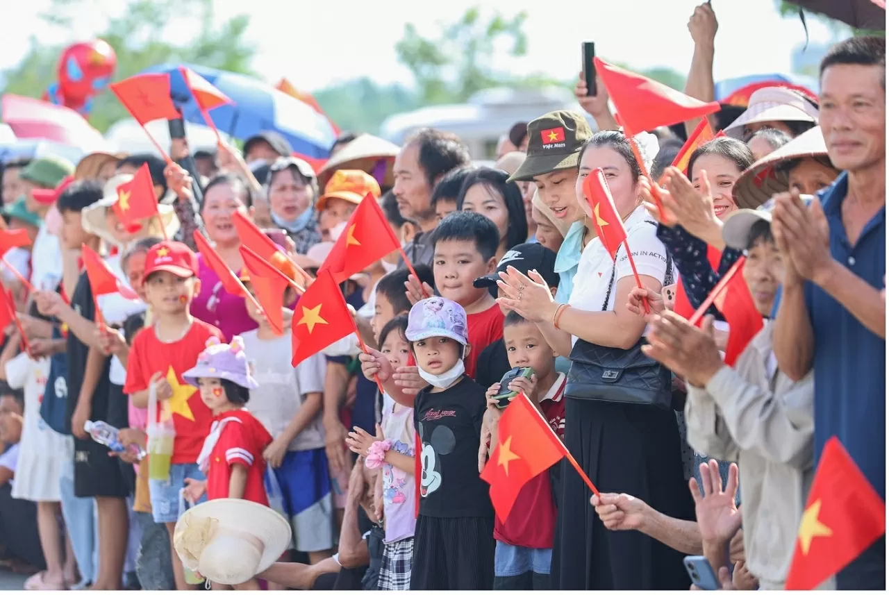 Người dân Phú Thọ dự khánh thành cầu Phong Châu mới - Ảnh: VGP/Nhật Bắc
