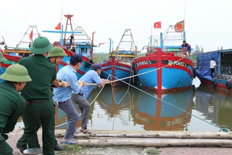 Kêu gọi, hướng dẫn tàu thuyền về nơi tránh trú bão để bảo đảm an toàn. (Nguồn: VGP)