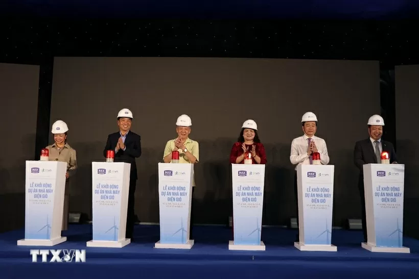 Đại biểu thực hiện nghi lễ bấm nút khởi động các dự án. (Ảnh: Thanh Hòa/TTXVN)