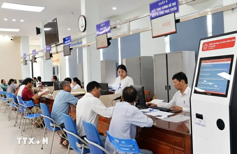 Trung tâm Phục vụ hành chính công xã Mộ Đức giải quyết hồ sơ cho hàng chục người dân mỗi ngày. (Ảnh: Đinh Hương/TTXVN)