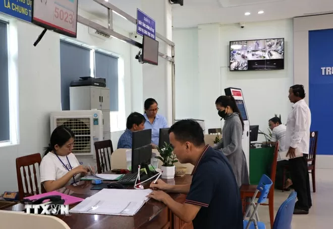 Việc sắp xếp, tinh gọn bộ máy không ảnh hưởng đến chất lượng phục vụ người dân trong giải quyết các thủ tục hành chính. (Ảnh: Đinh Hương/TTXVN)