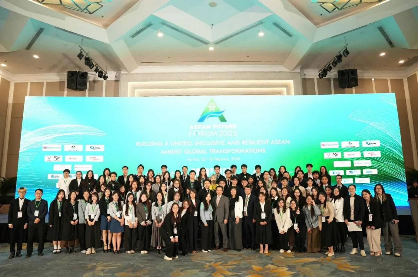 Sinh viên Học viện Ngoại giao chụp ảnh lưu niệm với các đại biểu tại phiên Bế mạc Diễn đàn Tương lai ASEAN 2025. (Nguồn: Học viện Ngoại giao)