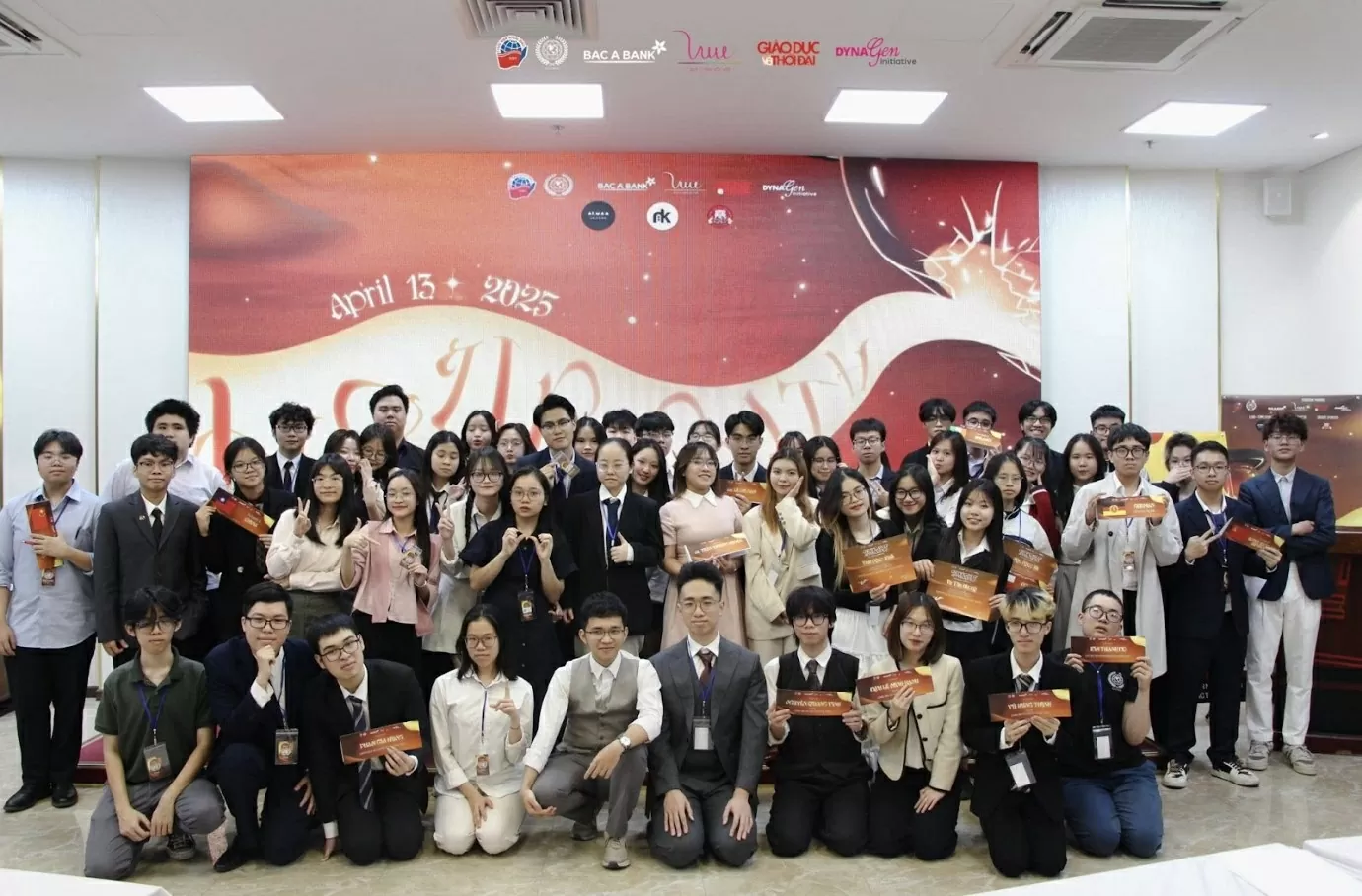 (Các bạn sinh viên Học viện Ngoại giao thảo luận trong Hội nghị mô phỏng Liên hợp quốc - DAV MOCK MUN 2025 do CLB Mô phỏng Hội nghị Liên hợp quốc Học viện Ngoại giao (DAVMUN) tổ chức; Nguồn: Fanpage DAV Model United Nations) (Các bạn sinh viên Học viện Ngoại giao thảo luận trong Hội nghị mô phỏng Liên hợp quốc - DAV MOCK MUN 2025 do CLB Mô phỏng Hội nghị Liên hợp quốc Học viện Ngoại giao (DAVMUN) tổ chức; Nguồn: Fanpage DAV Model United Nations)