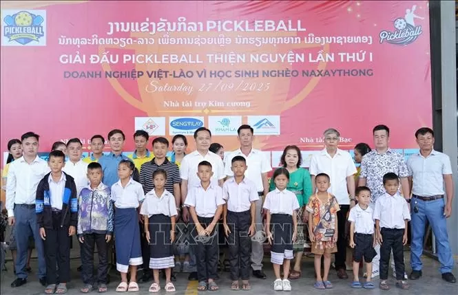 Doanh nghiệp Việt Nam chung tay thắp sáng ước mơ tới trường cho trẻ em Lào