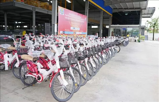 Doanh nghiệp Việt Nam chung tay thắp sáng ước mơ tới trường cho trẻ em Lào