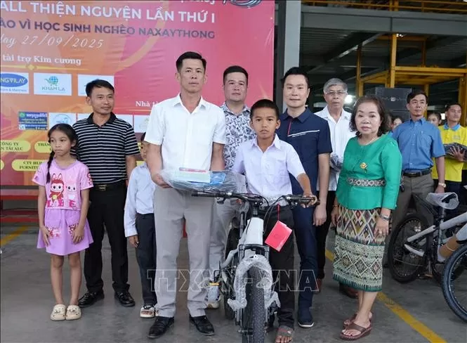 Doanh nghiệp Việt Nam chung tay thắp sáng ước mơ tới trường cho trẻ em Lào
