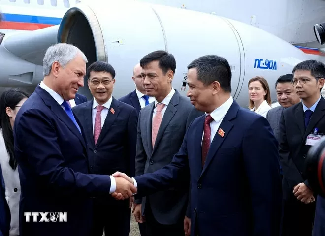 Chủ tịch Duma Quốc gia Quốc hội Nga đến Hà Nội, bắt đầu thăm chính thức tới Việt Nam