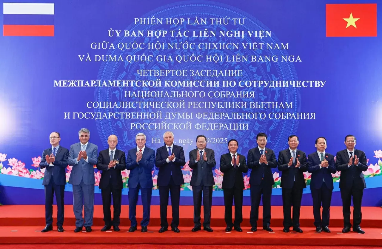 Đoàn đại biểu Việt Nam và Liên bang Nga chụp bức ảnh lưu niệm. (Ảnh: Nguyễn Hải)