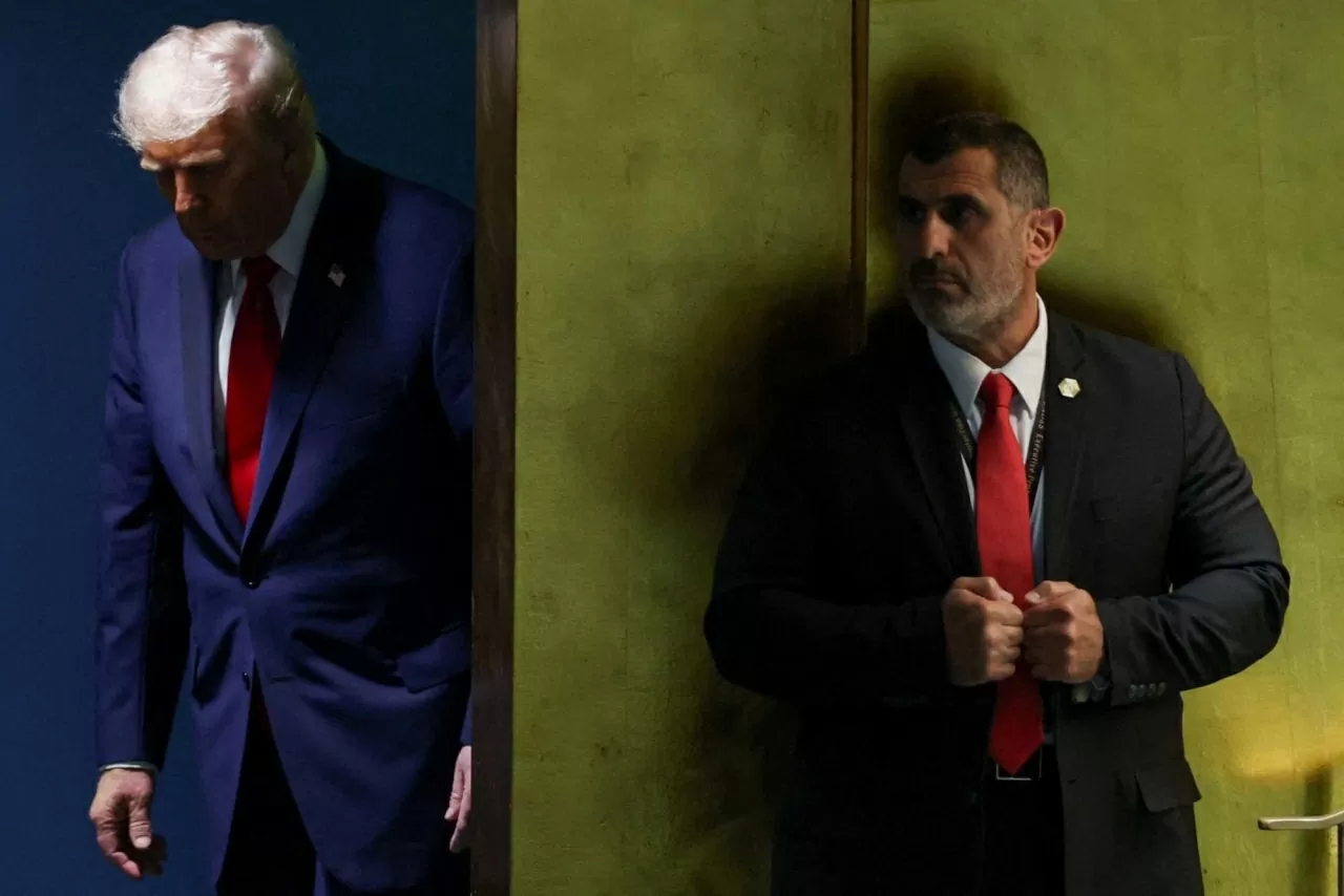 Tổng thống Mỹ Donald Trump (trái) chuẩn bị phát biểu tại Đại hội đồng Liên Hợp Quốc ở New York vào thứ Ba, ngày 23 tháng 9. Trong bài phát biểu phần lớn không theo kịch bản, Trump đã chỉ trích Liên Hợp Quốc. (Nguồn: CNN)