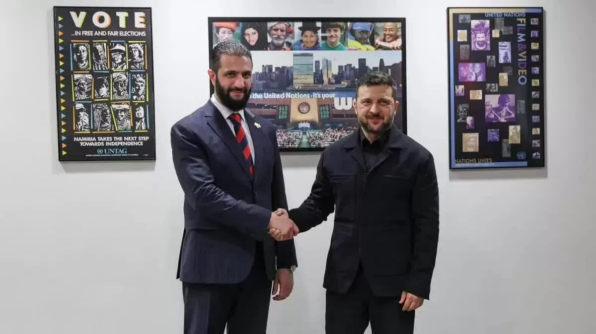 Tổng thống Ukraine Volodymyr Zelensky (phải) và Tổng thống lâm thời Syria Ahmed al-Sharaa gặp nhau bên lề Khóa họp thứ 80 của Đại hội đồng Liên hợp quốc ngày 24/9. (Nguồn:X)