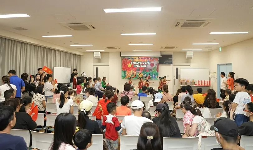 Đầm ấm Tết Trung thu tại Trường Việt ngữ cộng đồng Cây Tre