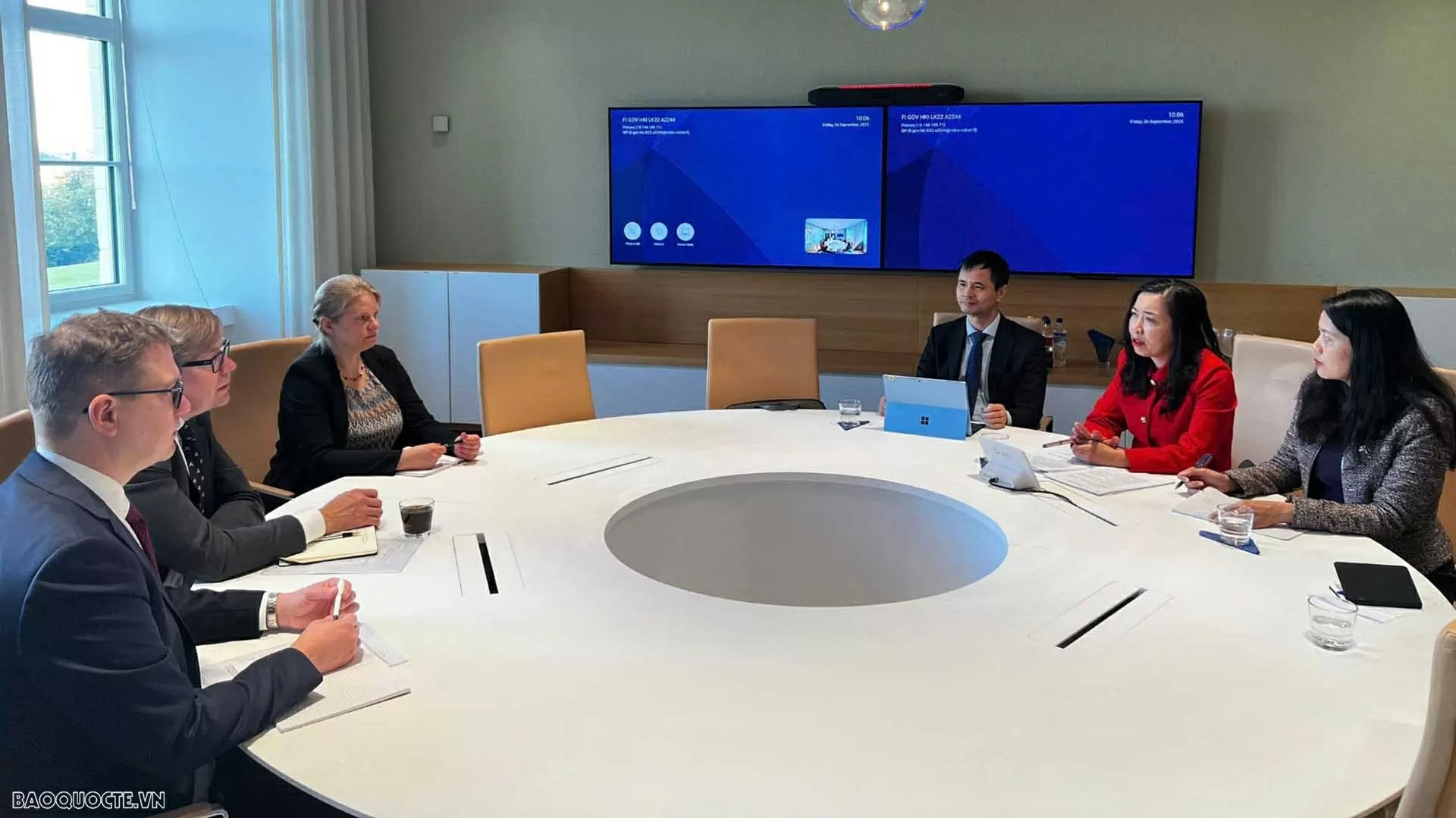 Thứ trưởng Ngoại giao Lê Thị Thu Hằng làm việc với Quốc vụ khanh thường trực Bộ Ngoại giao Phần Lan Jumka Salovaara. (Ảnh: Bảo Chi)