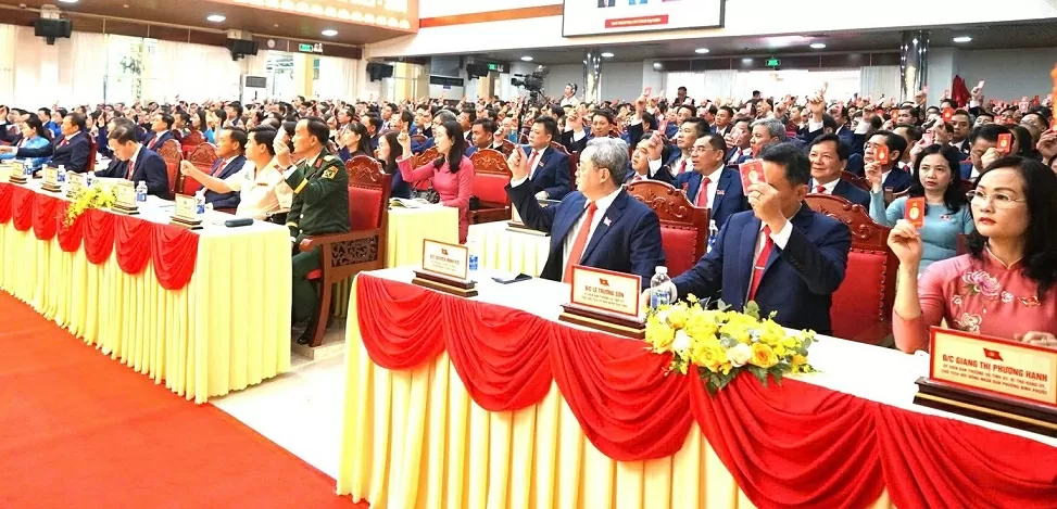 Đại biểu biểu quyết các nội dung chương trình Đại hội.