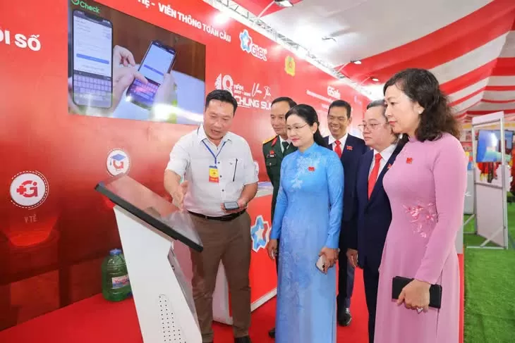 Bà Tôn Ngọc Hạnh, Phó bí thư thường trực Tỉnh ủy Đồng Nai cùng các đại biểu tham quan các gian hàng trưng bày tại đại hội. Ảnh: BTC