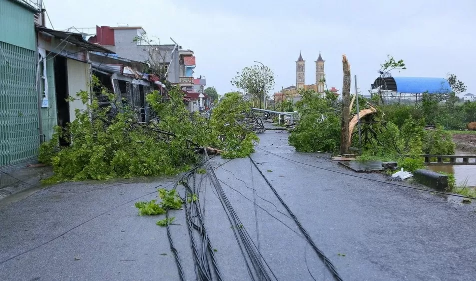 Bão số 10: Giông lốc mạnh gây thiệt hại nặng nề về người và tài sản tại tỉnh Ninh Bình Bão số 10: Giông lốc mạnh gây thiệt hại nặng nề về người và tài sản tại tỉnh Ninh Bình
