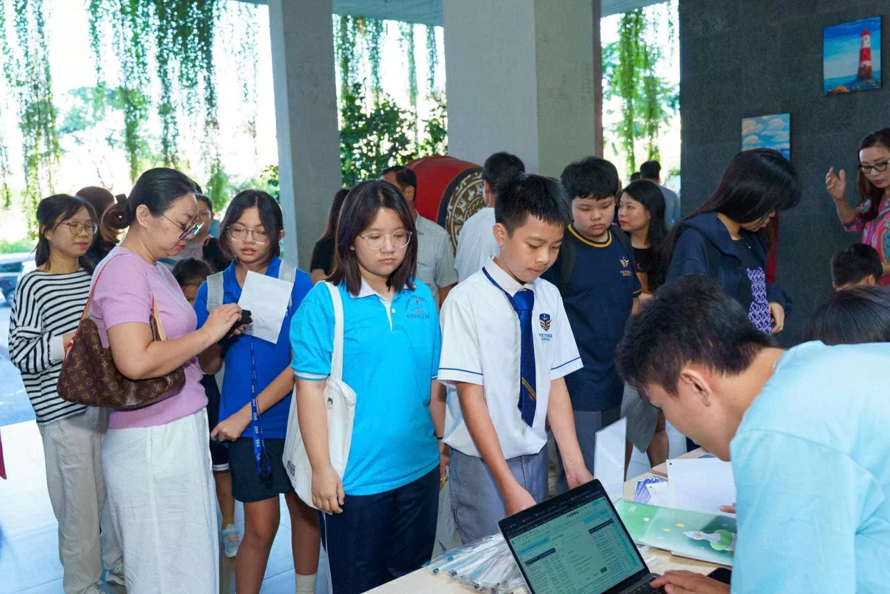 Từ sáng sớm, học sinh từ các trường trong địa bàn Thành phố Hồ Chí Minh đã tập trung nghiêm túc thực hiện thủ tục điểm danh tại trường thi.