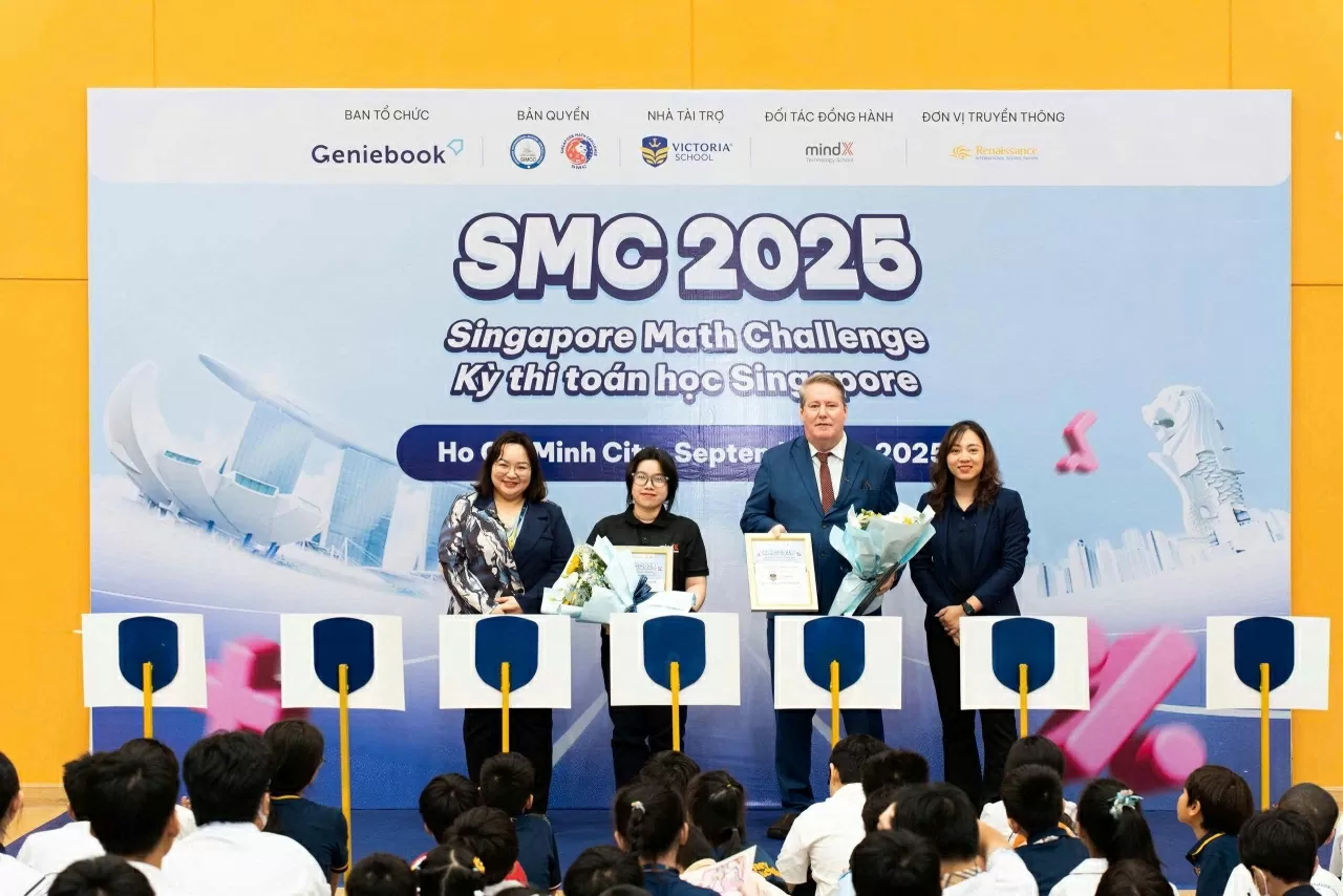 Từ trái qua: Bà Jovi Huynh - Trưởng ban tổ chức cuộc thi SMC qua các năm, đại diện nhà tài trợ Trường công nghệ MindX: Hoàng Thị Thu Thảo - Direct Sale Leader, Đại diện nhà tài trợ Victoria School: thầy Christopher Bradley - Đại diện Ban Lãnh đạo - Tổng h