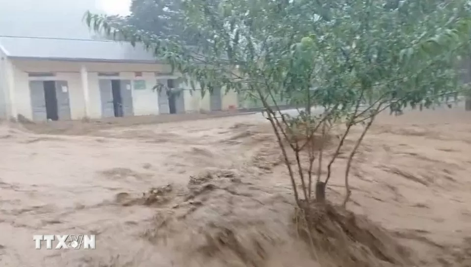 Nước lũ đổ về một số trường học ở các xã của tỉnh Sơn La. 