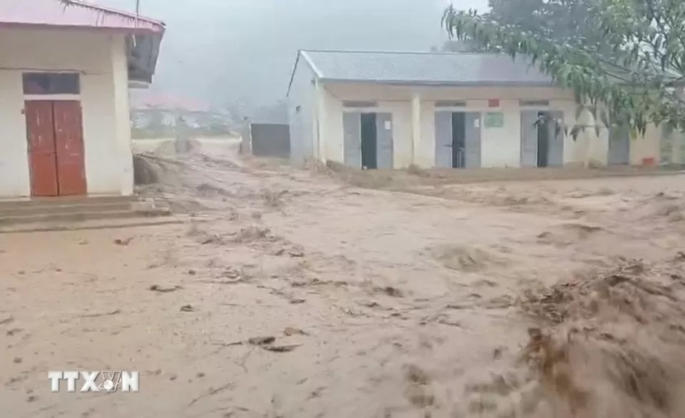 Nước lũ đổ về một số trường học ở các xã của tỉnh Sơn La.