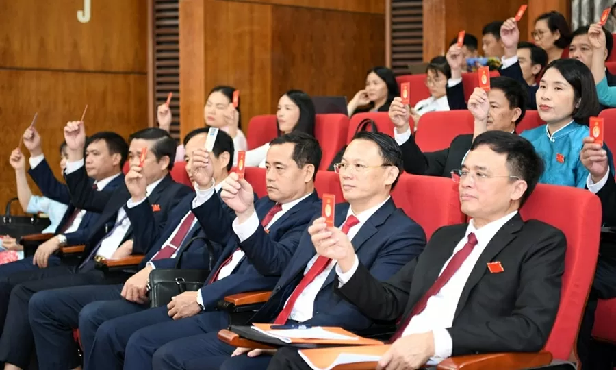 Các đại biểu biểu quyết thông qua nội quy, quy chế của Đại hội. Các đại biểu biểu quyết thông qua nội quy, quy chế của Đại hội.