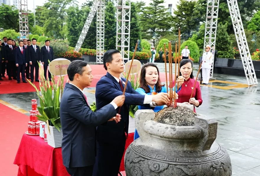 ác đồng chí Thường trực Tỉnh ủy, Ủy ban MTTQ tỉnh dâng hương tại Đài tưởng niệm các Anh hùng liệt sĩ tỉnh.