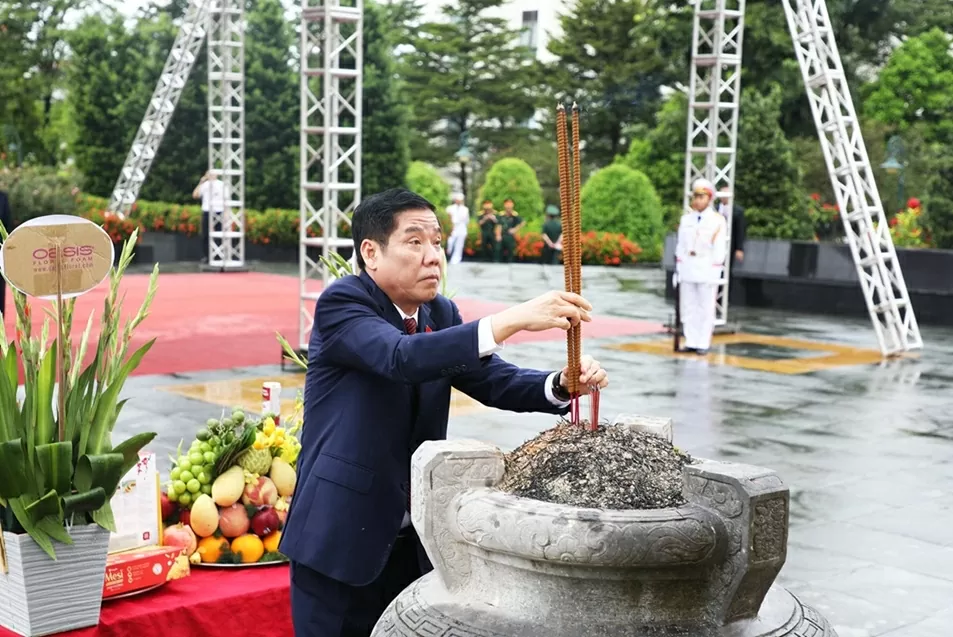 Bí thư Tỉnh ủy Nguyễn Văn Gấu dâng hương tưởng niệm các Anh hùng liệt sĩ tỉnh.