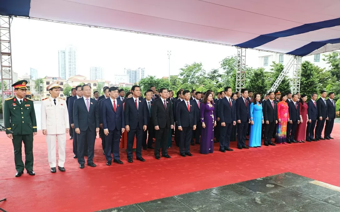 Đoàn đại biểu dự Đại hội Đảng bộ tỉnh Bắc Ninh lần thứ I dâng hương tại Đài tưởng niệm các Anh hùng liệt sĩ tỉnh.
