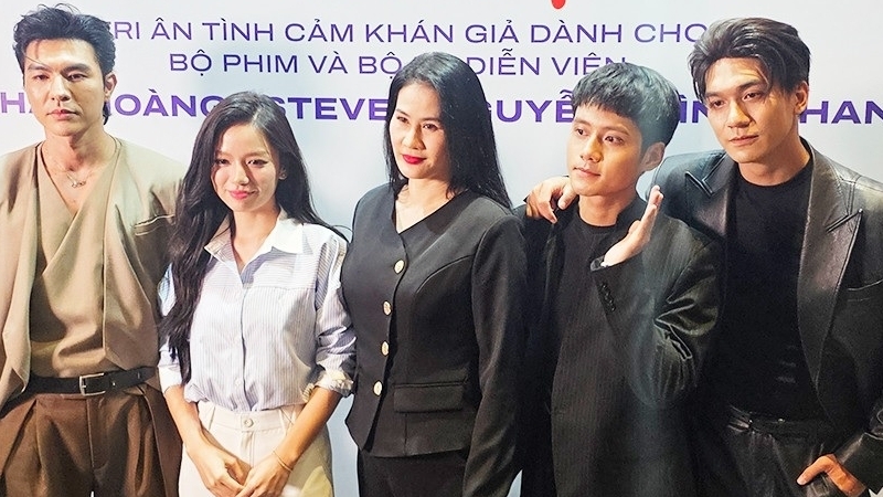 Phim 'Mưa đỏ' rời rạp, đạo diễn Đặng Thái Huyền và các diễn viên nuối tiếc chia tay