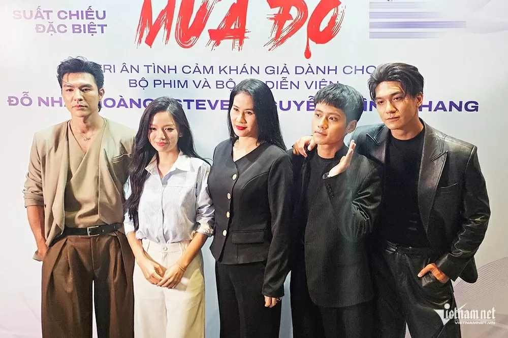 Phim Mưa đỏ rời rạp, đạo diễn Đặng Thái Huyền và các diễn viên nói lời chia tay